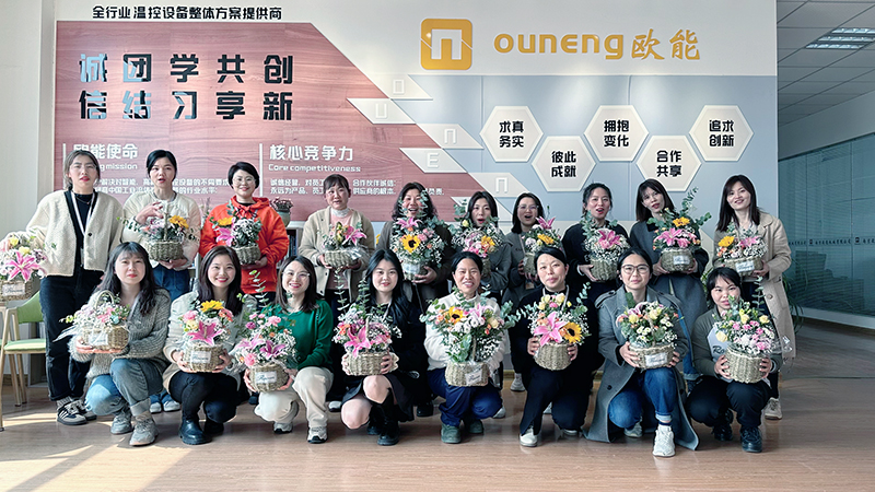 红杏app机械妇女节插花活动